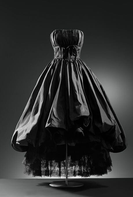 Evening dress in black silk taffeta.